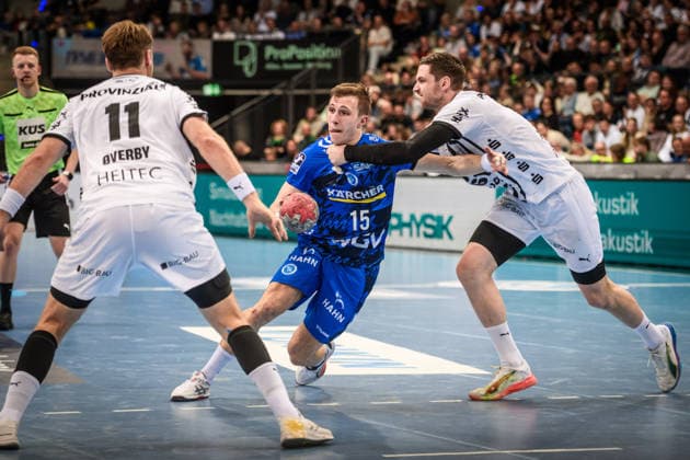 Simone Mengon (TVB Stuttgart, 15) zwischen Petter Overby (THW Kiel, 11), li. und Hendrik Pekeler (THW Kiel, 61) GER, TVB Stuttgart - THW Kiel, DAIKIN HBL, Handball, Bundesliga, 24. Spieltag, Spielzeit 2025 2026, 05.03.2026 GER, TVB Stuttgart - THW Kiel, DAIKIN HBL, Handball, Bundesliga, 24. Spieltag, Spielzeit 2025 2026, 05.03.2026 Stuttgart Copyright: xSandyxDinkelackerx EP_SDR