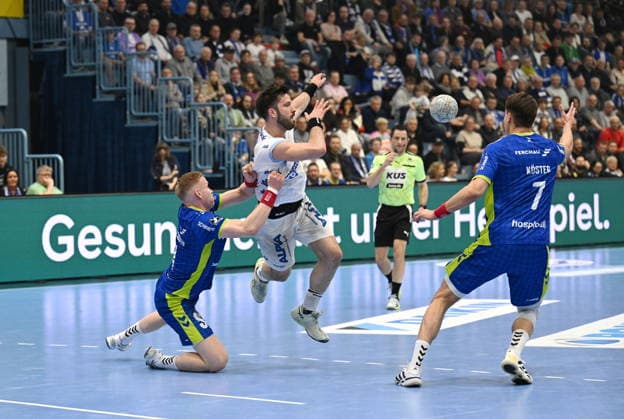 RECORD DATE NOT STATED Tim Suton (TBV Lemgo Lippe 23) gegen Ellidi Vidarsson (VfL Gummersbach 4) und Julian Koester (VfL Gummersbach 7) VfL Gummersbach vs. TBV Lemgo Lippe, Handball, Daikin 1. Bundesliga, 24. Spieltag, Spielzeit 2025-2026, Schwalbe Arena Gummersbach, 05.03.2026 VfL Gummersbach vs. TBV Lemgo Lippe, Handball, Daikin 1. Bundesliga, 24. Spieltag, Spielzeit 2025-2026, Schwalbe Arena Gummersbach, 05.03.2026 Gummersbach Copyright: xEibner-Pressefoto JuergenxAugstx EP_JAT