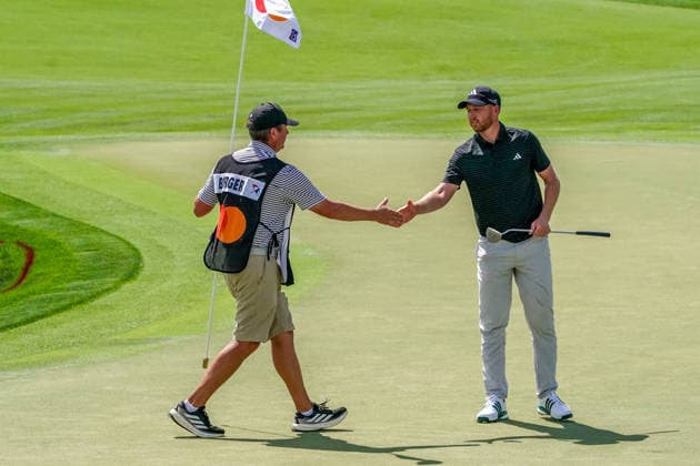 March 5, 2026, Orlando, Florida, USA: Daniel Berger (R) shakes hands with his caddie Josh Cassell on the 18th green after the first round of the Arnold Palmer Invitational Pro-Am presented by Mastercard at Bay Hill Club & Lodge. PGA, Golf Herren 2026: Arnold Palmer Invitational - Round 1  - ZUMAw109 20260305_fap_w109_004 Copyright: xDebbyxWongx