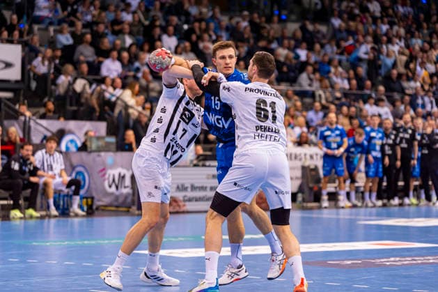 DAIKIN Handball Bundesliga: TVB Stuttgart vs. THW Kiel; 05.03.2026 Stuttgart, GERMANY - 05. März 2026: Simone Mengon (TVB Stuttgart, 15) im Zweikampf gegen Magnus Landin (THW Kiel, 7)und Hendrik Pekeler (THW Kiel, 61) während dem Match zwischen dem TVB Stuttgart und dem THW Kiel am 24. Spieltag der Daikin Handball Bundesliga in der Porsche-Arena. Copyright: xBEAUTIFULxSPORTS Steinx
