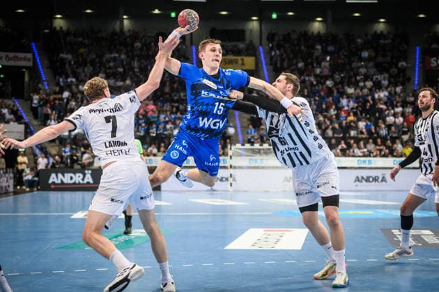 Simone Mengon (TVB Stuttgart, 15) zwischen Magnus Landin Jacobsen (THW Kiel, 07) und Hendrik Pekeler (THW Kiel, 61) GER, TVB Stuttgart - THW Kiel, DAIKIN HBL, Handball, Bundesliga, 24. Spieltag, Spielzeit 2025 2026, 05.03.2026 GER, TVB Stuttgart - THW Kiel, DAIKIN HBL, Handball, Bundesliga, 24. Spieltag, Spielzeit 2025 2026, 05.03.2026 Stuttgart Copyright: xSandyxDinkelackerx EP_SDR