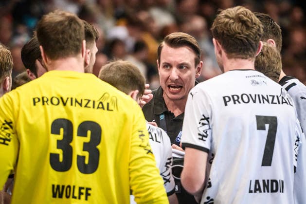 Filip Jicha (THW Kiel, Trainer) - Auszeit, Ansprache an das Team GER, TVB Stuttgart - THW Kiel, DAIKIN HBL, Handball, Bundesliga, 24. Spieltag, Spielzeit 2025 2026, 05.03.2026 GER, TVB Stuttgart - THW Kiel, DAIKIN HBL, Handball, Bundesliga, 24. Spieltag, Spielzeit 2025 2026, 05.03.2026 Stuttgart Copyright: xSandyxDinkelackerx EP_SDR