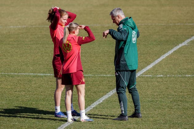 05.03.2026, xgrfx, Fussball Training , Deutsche Frauennationalmannschaft v.l. Sjoeke Nüsken, Elisa Senß, Christian Wück (Deutsche Frauennationalmannschaft) (DFL DFB REGULATIONS PROHIBIT ANY USE OF PHOTOGRAPHS as IMAGE SEQUENCES and or QUASI-VIDEO) Dresden