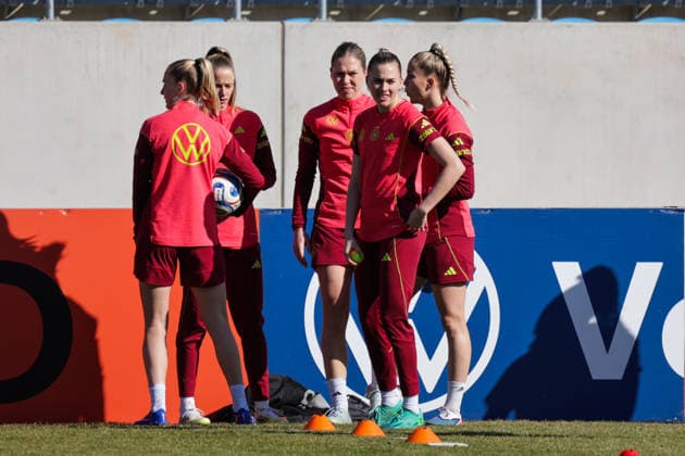 05.03.2026, xgrfx, Fussball Training , Deutsche Frauennationalmannschaft v.l. Janina Minge, Vivien Endemann, Rebecca Knaak, Laura Freigang, Giulia Gwinn (Deutsche Frauennationalmannschaft) (DFL DFB REGULATIONS PROHIBIT ANY USE OF PHOTOGRAPHS as IMAGE SEQUENCES and or QUASI-VIDEO) Dresden