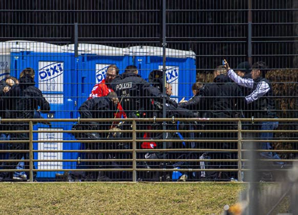 Fussball, Herren, Saison 2025 2026, Regionalliga Nordost (20. Spieltag), Hertha 03 Zehlendorf - Hallescher FC, vor dem Spiel geraten Fans aus Halle mit Polizisten aneinander, 04.03. 2026, *** Soccer, Men, Season 2025 2026, Regionalliga Nordost 20 Matchday , Hertha 03 Zehlendorf Hallescher FC, before the match fans from Halle clash with police officers, 04 03 2026, Copyright: xSebastianxRäppold MatthiasxKochx