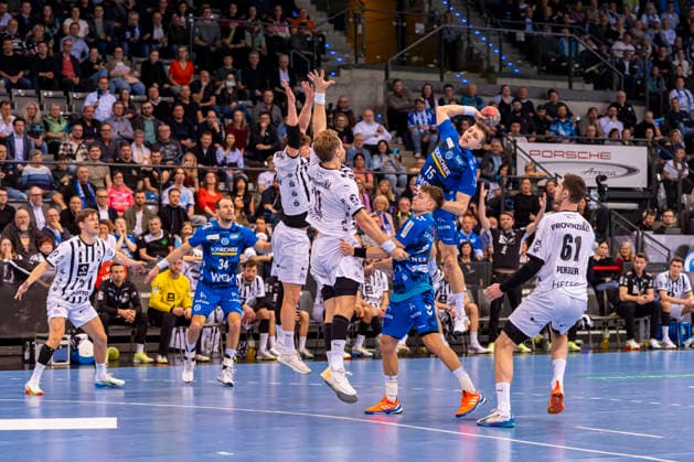 DAIKIN Handball Bundesliga: TVB Stuttgart vs. THW Kiel; 05.03.2026 Stuttgart, GERMANY - 05. März 2026: Simone Mengon (TVB Stuttgart, 15) beim Abschluss am Kreis während dem Match zwischen dem TVB Stuttgart und dem THW Kiel am 24. Spieltag der Daikin Handball Bundesliga in der Porsche-Arena. Copyright: xBEAUTIFULxSPORTS Steinx