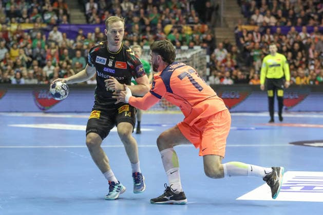 05.03.2026, xgox, Handball - EHF Champions League SC Magdeburg - FC Barcelona, Barca v.l. Omar Ingi Magnusson (Magdeburg, 14), Ludovic Fabregas (Barcelona, 72) Zweikampf, Duell, Kampf, tackle Magdeburg