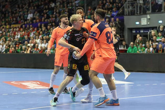 05.03.2026, xgox, Handball - EHF Champions League SC Magdeburg - FC Barcelona, Barca v.l. Timothey N guessan (N guessan, Barcelona, 19), Magnus Saugstrup (Magdeburg, 23), Luis Frade (Barcelona, 82) Zweikampf, Duell, Kampf, tackle Magdeburg