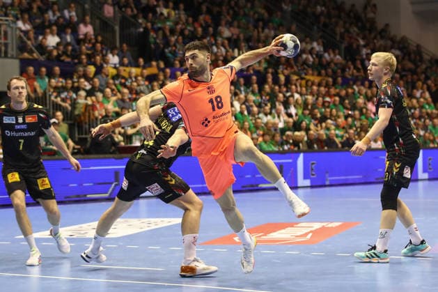 05.03.2026, xtgx, Handball, EHF Champions League, SC Magdeburg - FC Barcelona, Barca v.l. Blaz Janc (Barcelona, 18) wirft Tor, Torschuetze, erzielt Tor, Treffer, scores the goal Magdeubrg
