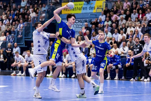 DAIKIN Handball-Bundesliga VfL Gummersbach - TBV Lemgo Lippe; 05.03.2026 Frederik Simak (TBV Lemgo Lippe, 8), Miro Schluroff (VfL Gummersbach, 15) im Wurf DAIKIN Handball-Bundesliga VfL Gummersbach - TBV Lemgo Lippe; Gummersbach, Schwalbe arena am 05.03.2026 Copyright: xBEAUTIFULxSPORTS Wunderlx