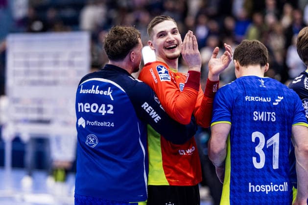 DAIKIN Handball-Bundesliga VfL Gummersbach - TBV Lemgo Lippe; 05.03.2026 Jubel bei den Spielern des VfL Gummersbach nach dem wichtigen Sieg gegen TBV Lemgo Lippe Kentin Mahe (VfL Gummersbach, 22) umarmt Dominik Kuzmanovic (VfL Gummersbach, 1) DAIKIN Handball-Bundesliga VfL Gummersbach - TBV Lemgo Lippe; Gummersbach, Schwalbe arena am 05.03.2026 Copyright: xBEAUTIFULxSPORTS Wunderlx