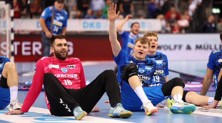 05.03.2026, Deutschland, Stuttgart, Handball Bundesliga, TVB Stuttgart vs. THW Kiel, v.l. Miljan Vujovic und Linus Schmid (TVB) freuen sich