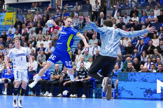 05.03.2026, xydrx, Handball, 1.HBL, VfL Gummersbach - TBV Lemgo Lippe, Schwalbe-Arena: Tilen Kodrin (VfL Gummersbach 5) beim Wurf auf das Tor von Constantin Moestl (TBV Lemgo Lippe 1) Photo: xYannisxDreimannxPressefotoKochx Nordrhein-Westfahlen Deutschland