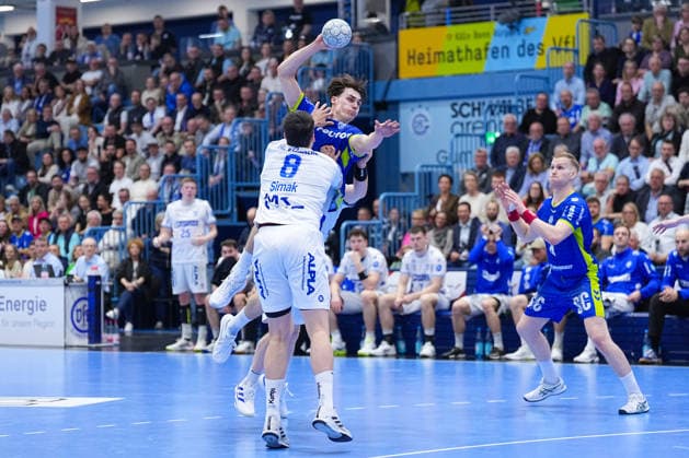 05.03.2026, xydrx, Handball, 1.HBL, VfL Gummersbach - TBV Lemgo Lippe, Schwalbe-Arena: Miro Schluroff (VfL Gummersbach 15) im Zweikampf gegen Frederik Simak (TBV Lemgo Lippe 8) Photo: xYannisxDreimannxPressefotoKochx Nordrhein-Westfahlen Deutschland