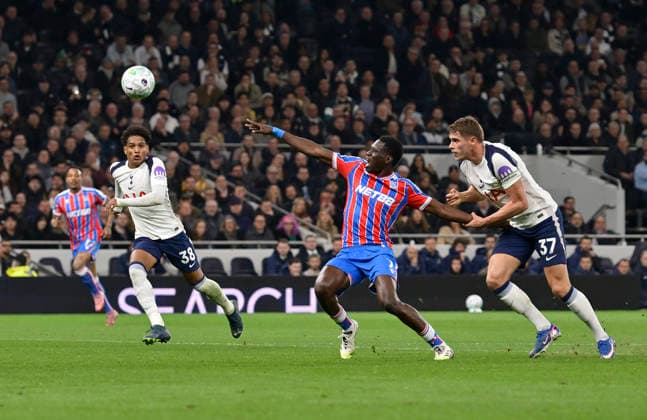 Spurs vs Crystal Palace, Premier League Red card for Micky van de Ven of Tottenham Hotspur on Ismaila Sarr of Crystal Palace and a Palace penalty is awarded during the Spurs vs Crystal Palace, Premier League match at the Tottenham Hotspur Stadium London. London Tottenham Hotspur Stadium UK Copyright: xMartinxDaltonx Spurs_vs_CrystalPalace_050326_MD_011