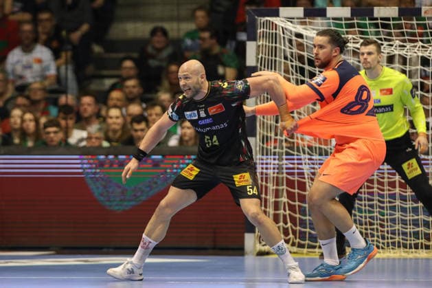 05.03.2026, xtgx, Handball, EHF Champions League, SC Magdeburg - FC Barcelona, Barca v.l. Oscar Bergendahl (Magdeburg, 54), Luis Frade (Barcelona, 82) Zweikampf, Duell, Kampf, tackle Magdeubrg