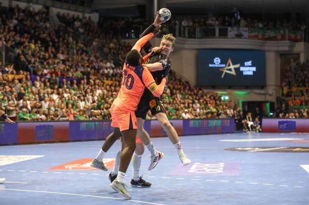 05.03.2026, xtgx, Handball, EHF Champions League, SC Magdeburg - FC Barcelona, Barca v.l. Dika Mem (Barcelona, 10), Gisli Thorgeir Kristjansson (Magdeburg, 10) Zweikampf, Duell, Kampf, tackle Magdeubrg