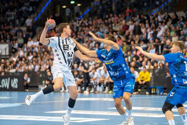 Handball I Herren I Saison 2025-2026 I Bundesliga I 24. Spieltag I TVB Stuttgart - THW Kiel I 05.03.2026 Nikola Bilyk (53, THW Kiel) im Wurf, Antonio Serradilla Cuenca (5, TVB Stuttgart) in der Abwehr Stuttgart Porsche Arena Baden-Württemberg Deutschland Copyright: xLobeca MaxxPetershansx