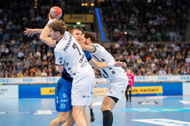 Handball I Herren I Saison 2025-2026 I Bundesliga I 24. Spieltag I TVB Stuttgart - THW Kiel I 05.03.2026 Simone Mengon (15, TVB Stuttgart) mit Ball verteidigt von Magnus Landin Jacobsen (7, THW Kiel) Stuttgart Porsche Arena Baden-Württemberg Deutschland Copyright: xLobeca MaxxPetershansx
