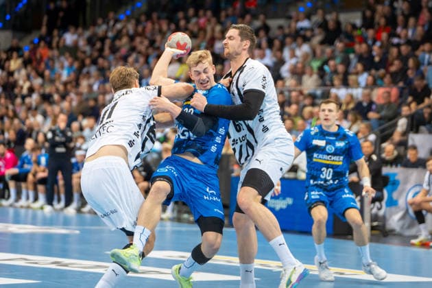 Handball I Herren I Saison 2025-2026 I Bundesliga I 24. Spieltag I TVB Stuttgart - THW Kiel I 05.03.2026 Torben Matzken (22, TVB Stuttgart) verteidigt von Petter Overby (11, THW Kiel) und Hendrik Pekeler (61, THW Kiel) Stuttgart Porsche Arena Baden-Württemberg Deutschland Copyright: xLobeca MaxxPetershansx