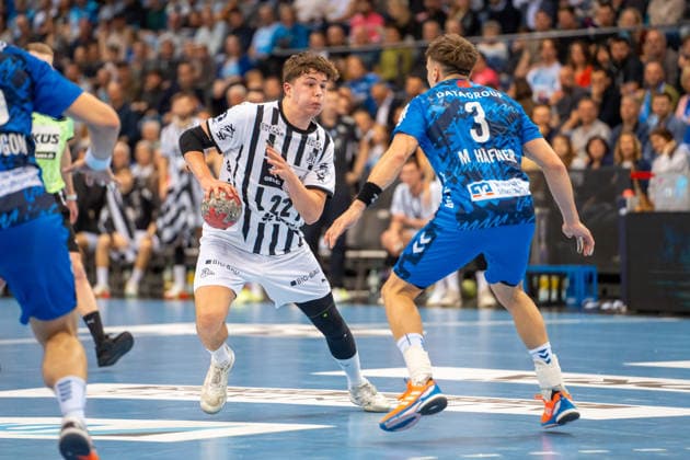 Handball I Herren I Saison 2025-2026 I Bundesliga I 24. Spieltag I TVB Stuttgart - THW Kiel I 05.03.2026 Rasmus Ankermann (22, THW Kiel) mit Ball gegen Max Häfner (3, TVB Stuttgart) Stuttgart Porsche Arena Baden-Württemberg Deutschland Copyright: xLobeca MaxxPetershansx