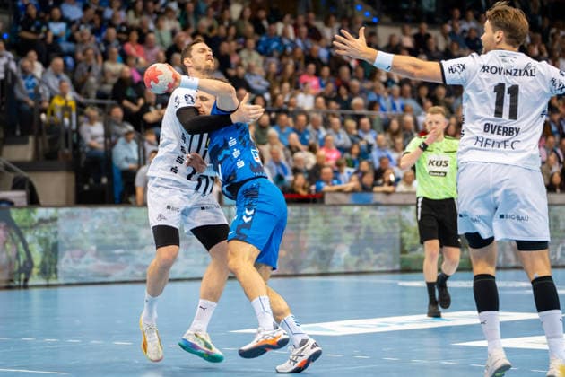 Handball I Herren I Saison 2025-2026 I Bundesliga I 24. Spieltag I TVB Stuttgart - THW Kiel I 05.03.2026 Simone Mengon (15, TVB Stuttgart) verteidigt von Hendrik Pekeler (61, THW Kiel) Stuttgart Porsche Arena Baden-Württemberg Deutschland Copyright: xLobeca MaxxPetershansx