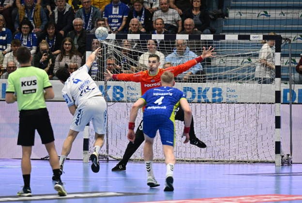 RECORD DATE NOT STATED Samuel Zehnder (TBV Lemgo Lippe 4) beim 7 Meter gegen Dominik Kuzmanovic (VfL Gummersbach 1) VfL Gummersbach vs. TBV Lemgo Lippe, Handball, Daikin 1. Bundesliga, 24. Spieltag, Spielzeit 2025-2026, Schwalbe Arena Gummersbach, 05.03.2026 VfL Gummersbach vs. TBV Lemgo Lippe, Handball, Daikin 1. Bundesliga, 24. Spieltag, Spielzeit 2025-2026, Schwalbe Arena Gummersbach, 05.03.2026 Gummersbach Copyright: xEibner-Pressefoto JuergenxAugstx EP_JAT
