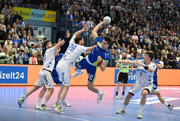 RECORD DATE NOT STATED Julian Koester (VfL Gummersbach 7) gegen Hendrik Wagner (TBV Lemgo Lippe 28) erzielte den Siegtreffer gege den TBV Lemgo-Lippe VfL Gummersbach vs. TBV Lemgo Lippe, Handball, Daikin 1. Bundesliga, 24. Spieltag, Spielzeit 2025-2026, Schwalbe Arena Gummersbach, 05.03.2026 VfL Gummersbach vs. TBV Lemgo Lippe, Handball, Daikin 1. Bundesliga, 24. Spieltag, Spielzeit 2025-2026, Schwalbe Arena Gummersbach, 05.03.2026 Gummersbach Copyright: xEibner-Pressefoto JuergenxAugstx EP_JAT