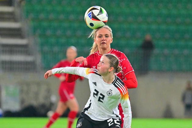 Hammarby IP STOCKHOLM, SWEDEN - MARCH 05: Caroline Gettrup Bjerregaard of Denmark and Clara Choisy of Germany in a battle for the ball during the UEFA Womens U17, U 17 EURO Qualifier, EM, Europameisterschaft football match between Germany and Denmark at Hammarby IP on March 5, 2026 in Stockholm, Sweden. (Peter Sonander SPP) Copyright: xPeterxSonanderx xSPPx spp-en-PeSoSp-PSon-20260305-191046_PS_6513.JPEG