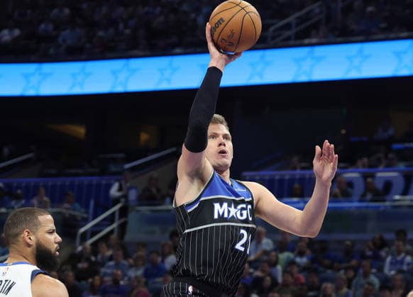 March 5, 2026, Orlando, Fl - Florida, USA: Orlando Magic center Mo Wagner (21) scores over Dallas Mavericks forward Caleb Martin (left) during the NBA, Basketball Herren, USA game at the Kia Center on Thursday, March 5, 2026, in Orlando, Florida. Orlando USA - ZUMAm67_ 20260305_zaf_m67_009 Copyright: xStephenxM.xDowellx