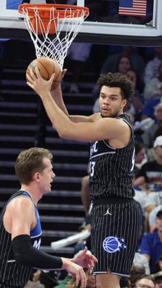 March 5, 2026, Orlando, Fl - Florida, USA: Orlando Magic forward Noah Penda (top) pulls down a rebound over center Mo Wagner against the Dallas Mavericks during the NBA, Basketball Herren, USA game at the Kia Center on Thursday, March 5, 2026, in Orlando, Florida. Orlando USA - ZUMAm67_ 20260305_zaf_m67_016 Copyright: xStephenxM.xDowellx