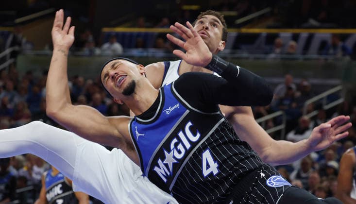 March 5, 2026, Orlando, Fl - Florida, USA: Orlando Magic guard Jalen Suggs (4) is fouled by Dallas Mavericks center Dwight Powell (behind) during the NBA, Basketball Herren, USA game at the Kia Center on Thursday, March 5, 2026, in Orlando, Florida. Orlando USA - ZUMAm67_ 20260305_zaf_m67_019 Copyright: xStephenxM.xDowellx