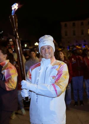 (260306) -- PADUA, March 6, 2026 -- Torchbearer Francesca Tarantello prepares to pass the torch during the Milan-Cortina 2026 Paralympic Winter games, Winterspiele,Spiele, Summer games Torch Relay in Padua, Italy, March 5, 2025. ) (SP)ITALY-PADUA-PARALYMPIC WINTER GAMES-TORCH RELAY HouxJun 