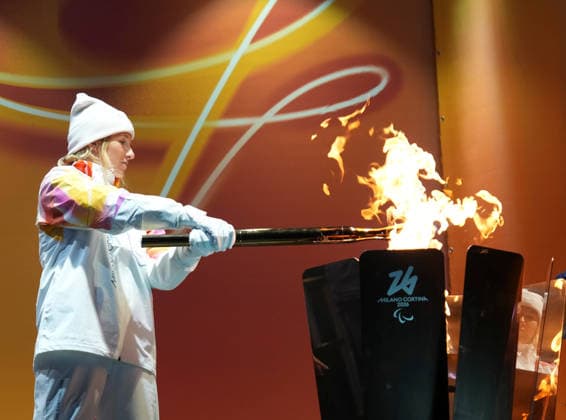 Sport Bilder des Tages (260306) -- PADUA, March 6, 2026 -- Torchbearer Francesca Tarantello lights the Cauldron during the Milan-Cortina 2026 Paralympic Winter games, Winterspiele,Spiele, Summer games Torch Relay in Padua, Italy, March 5, 2025. ) (SP)ITALY-PADUA-PARALYMPIC WINTER GAMES-TORCH RELAY LixJing 