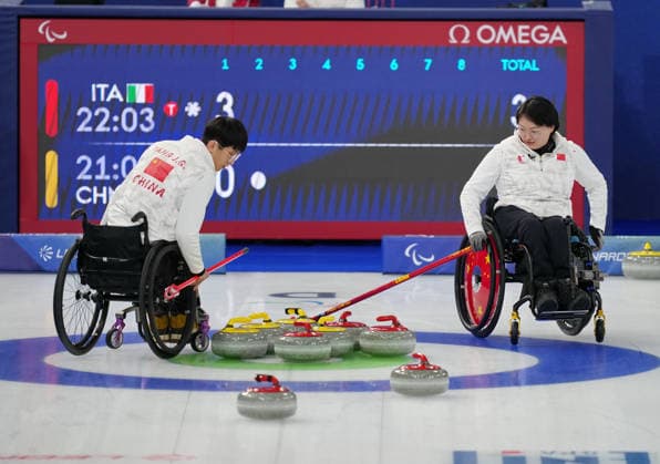 Sport Bilder des Tages (260306) -- CORTINA D AMPEZZO, March 6, 2026 -- Yang Jinqiao (L) and Wang Meng of China compete during the wheelchair curling mixed doubles round robin session 3 match between China and Italy at the Milan-Cortina 2026 Paralympic Winter games, Winterspiele,Spiele, Summer games in Cortina D ampezzo, Italy, March 5, 2026. ) (SP)ITALY-CORTINA D AMPEZZO-PARALYMPIC WINTER GAMES-WHEELCHAIR CURLING-MIXED DOUBLES MouxYu 