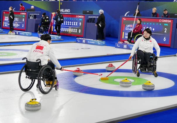 (260306) -- CORTINA D AMPEZZO, March 6, 2026 -- Yang Jinqiao (L) and Wang Meng of China compete during the wheelchair curling mixed doubles round robin session 3 match between China and Italy at the Milan-Cortina 2026 Paralympic Winter games, Winterspiele,Spiele, Summer games in Cortina D ampezzo, Italy, March 5, 2026. ) (SP)ITALY-CORTINA D AMPEZZO-PARALYMPIC WINTER GAMES-WHEELCHAIR CURLING-MIXED DOUBLES MouxYu 