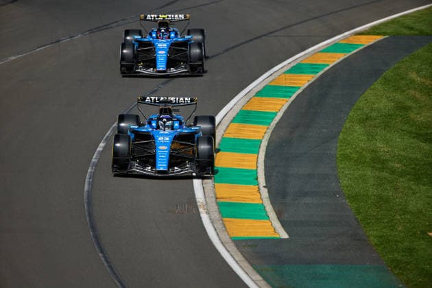 06.03.2026, xrarjax, Motorsport FIA Formel 1, Grand Prix von Australien v.l. Alexander Albon (Williams Racing) Startnummer 23 Carlos Sainz (Williams Racing) Startnummer 55 (FIA REGULATIONS PROHIBIT ANY USE OF PHOTOGRAPHS as IMAGE SEQUENCES and or QUASI-VIDEO) Melbourne