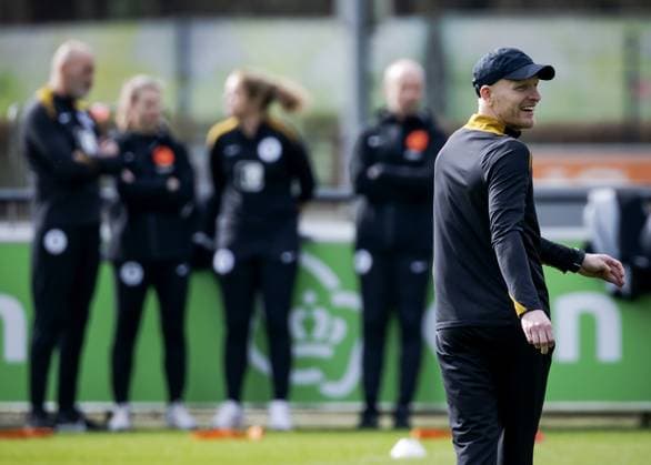 ZEIST - National coach Arjan Veurink during a training session prior to the Dutch women s World Cup qualifier against Ireland. ROBIN VAN LONKHUIJSEN ANP xVIxANPxSportx xxANPxIVx 552571636 originalFilename: 552571636.jpg
