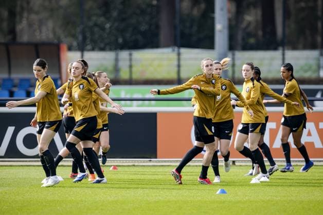 ZEIST - The players during a training session prior to the Dutch women s World Cup qualifying match against Ireland. ROBIN VAN LONKHUIJSEN ANP xVIxANPxSportx xxANPxIVx 552571652 originalFilename: 552571652.jpg