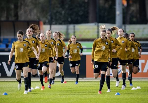 ZEIST - The players during a training session prior to the Dutch women s World Cup qualifying match against Ireland. ROBIN VAN LONKHUIJSEN ANP xVIxANPxSportx xxANPxIVx 552571749 originalFilename: 552571749.jpg