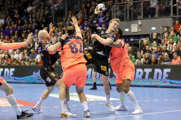 05.03.2026, xgox, Handball - EHF Champions League SC Magdeburg - FC Barcelona, Barca v.l. Oscar Bergendahl (Magdeburg, 54), Luis Frade (Barcelona, 82), Gisli Thorgeir Kristjansson (Magdeburg, 10), Timothey N guessan (N guessan, Barcelona, 19) Zweikampf, Duell, Kampf, tackle Magdeburg
