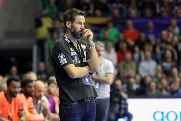 05.03.2026, xgox, Handball - EHF Champions League SC Magdeburg - FC Barcelona, Barca v.l. Bennet Wiegert (Magdeburg, Trainer) nachdenklich Magdeburg