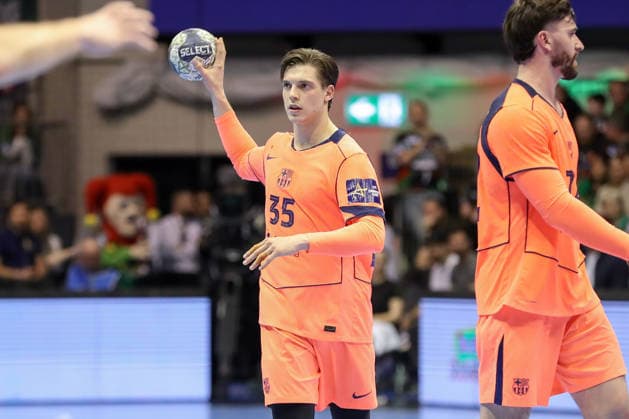 05.03.2026, xgox, Handball - EHF Champions League SC Magdeburg - FC Barcelona, Barca v.l. Domen Makuc (Barcelona, 35) am Ball, plays the ball Magdeburg