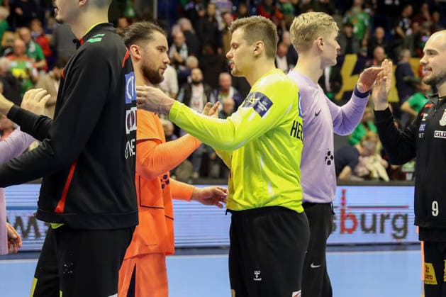 05.03.2026, xgox, Handball - EHF Champions League SC Magdeburg - FC Barcelona, Barca v.l. Sergey Hernandez Ferrer (Magdeburg, 1), Luis Frade (Barcelona, 82) klatschen sich nach dem Spiel am Ball, plays the ball Magdeburg