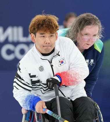 (260306) -- CORTINA D AMPEZZO, March 6, 2026 -- Lee Yongsuk (front) of South Korea competes during the wheelchair curling mixed doubles round robin session 4 match between China and South Korea at the Milan-Cortina 2026 Paralympic Winter games, Winterspiele,Spiele, Summer games in Cortina D ampezzo, Italy, March 6, 2026. ) (SP)ITALY-CORTINA D AMPEZZO-PARALYMPIC WINTER GAMES-WHEELCHAIR CURLING-MIXED DOUBLES WangxKaiyan 