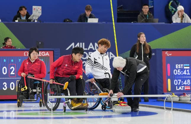 (260306) -- CORTINA D AMPEZZO, March 6, 2026 -- Referee check the curlings during the wheelchair curling mixed doubles round robin session 4 match between China and South Korea at the Milan-Cortina 2026 Paralympic Winter games, Winterspiele,Spiele, Summer games in Cortina D ampezzo, Italy, March 6, 2026. ) (SP)ITALY-CORTINA D AMPEZZO-PARALYMPIC WINTER GAMES-WHEELCHAIR CURLING-MIXED DOUBLES WangxKaiyan 