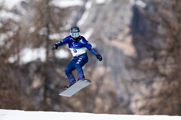 Snowboard Training - Milano Cortina 2026 Winter Olympics: Day - 2 Men and women train for Para Snowboard Cross at Cortina Para Snowboard Park in Cortina D Ampezzo, Italy, on March 6, 2026. BARNES-MILLER James (GBR) Cortina d Ampezzo Italy  Copyright: xMauroxUjettox originalFilename:ujetto-menandwo260306_np5dG.jpg