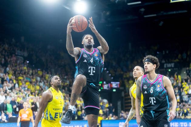 Oldenburg, Niedersachsen, DEU, 06.03.2026, Jeff Garrett Jr. (Mitte, Telekom Baskets Bonn), Michael Kessens (rechts, Telekom Baskets Bonn) und Christopher Clemons (links, EWE Baskets Oldenburg) und Michale Kyser (rechts, EWE Baskets Oldenburg). EWE Baskets Oldenburg vs. Telekom Baskets Bonn. Basketball. 1. Basketball-Bundesliga Saison 2025 2026, 22. Spieltag, Grosse EWE Arena. EWE Baskets Oldenburg vs. Telekom Baskets Bonn