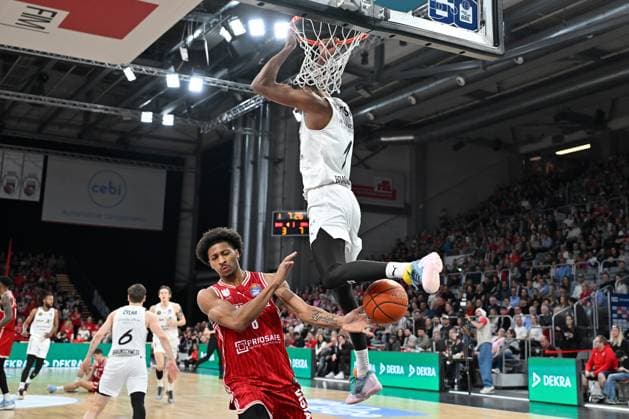 BAMBERG 06.03.2026 --- Basketball ---- easycredit 1. Basketball Bundesliga ---- 22. Spieltag: Bamberg Baskets vs Basketball Löwen Braunschweig --- David NGuessan (1, Basketball Löwen Braunschweig) mit Dunk gegen Demarcus Demonia (8, Bamberg Baskets) Bamberg Baskets vs Basketball Löwen Braunschweig