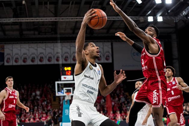 Bamberg, Deutschland 06. März 2026: 1. BBL - 2025 2026 - BMA365 Bamberg Baskets gegen Basketball Löwen Braunschweig Im Bild: v. li. David NGuessan (Braunschweig) gegen Ejiofor Onu (Bamberg) Brose Arena Bayern Copyright: xFotostandx xSchmittx
